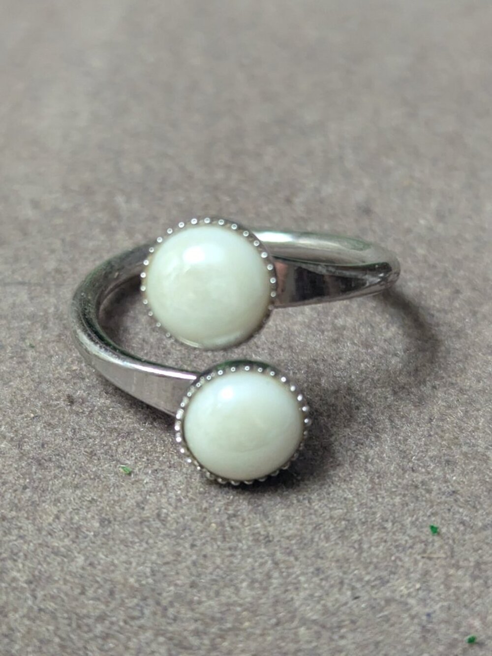 Sarah Coventry MELLOW White cream bypass Ring from 1976